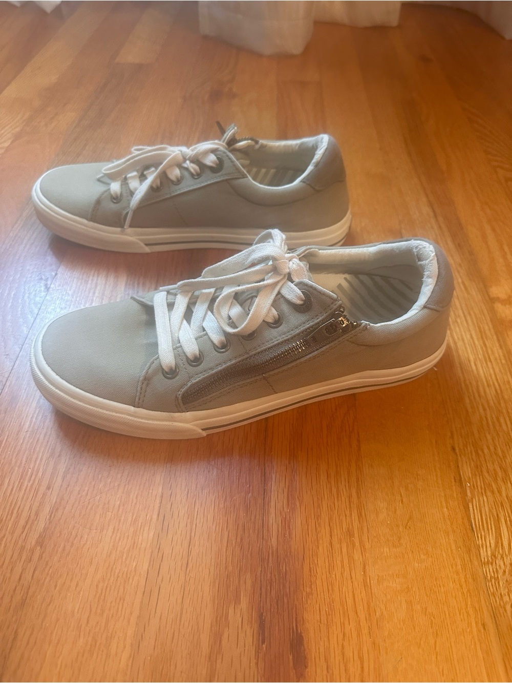 Taos Z-Soul Grey Canvas Low Top Side Zip Sneakers - Women's Size 8.5
